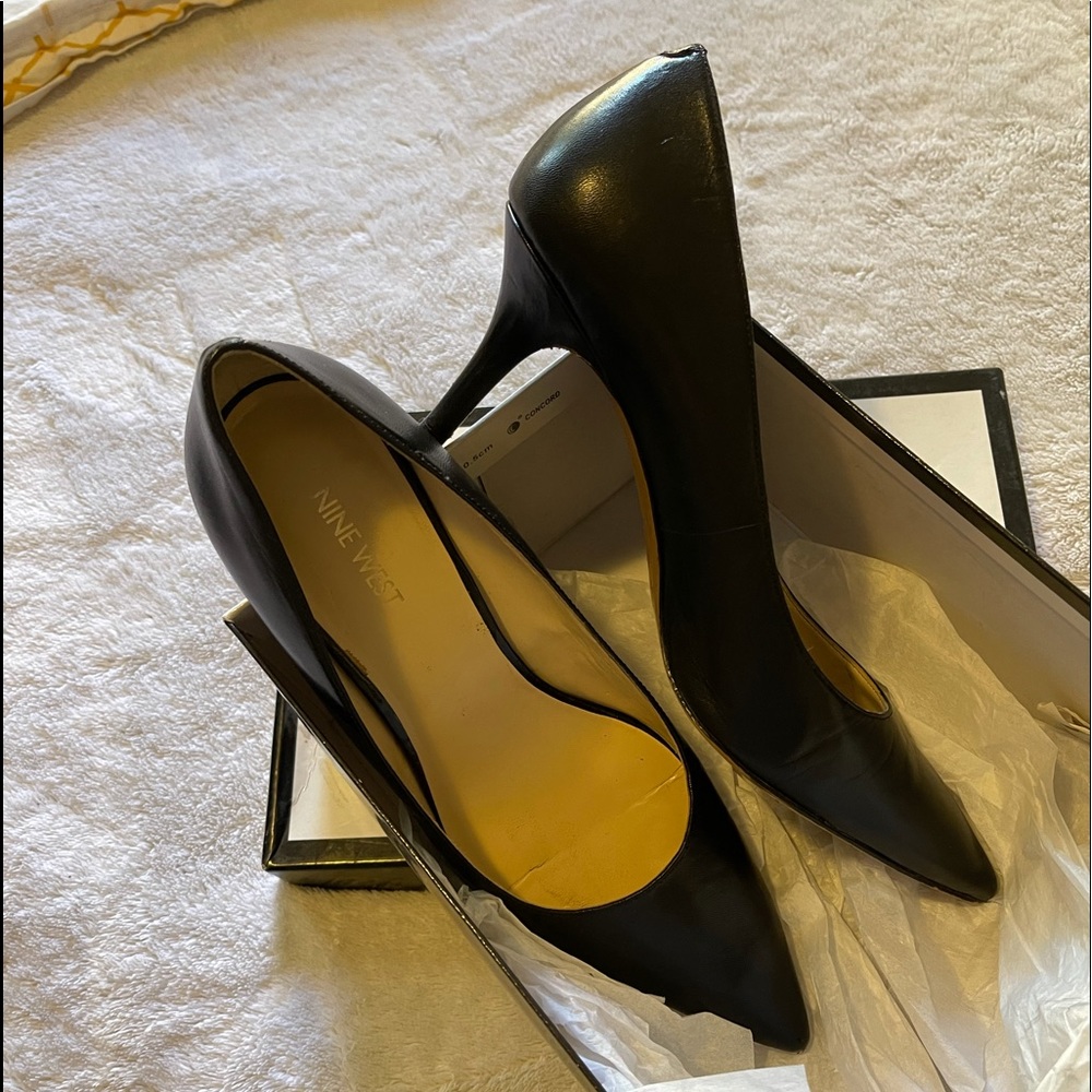 Classic Nine West black pumps Sz 9.5